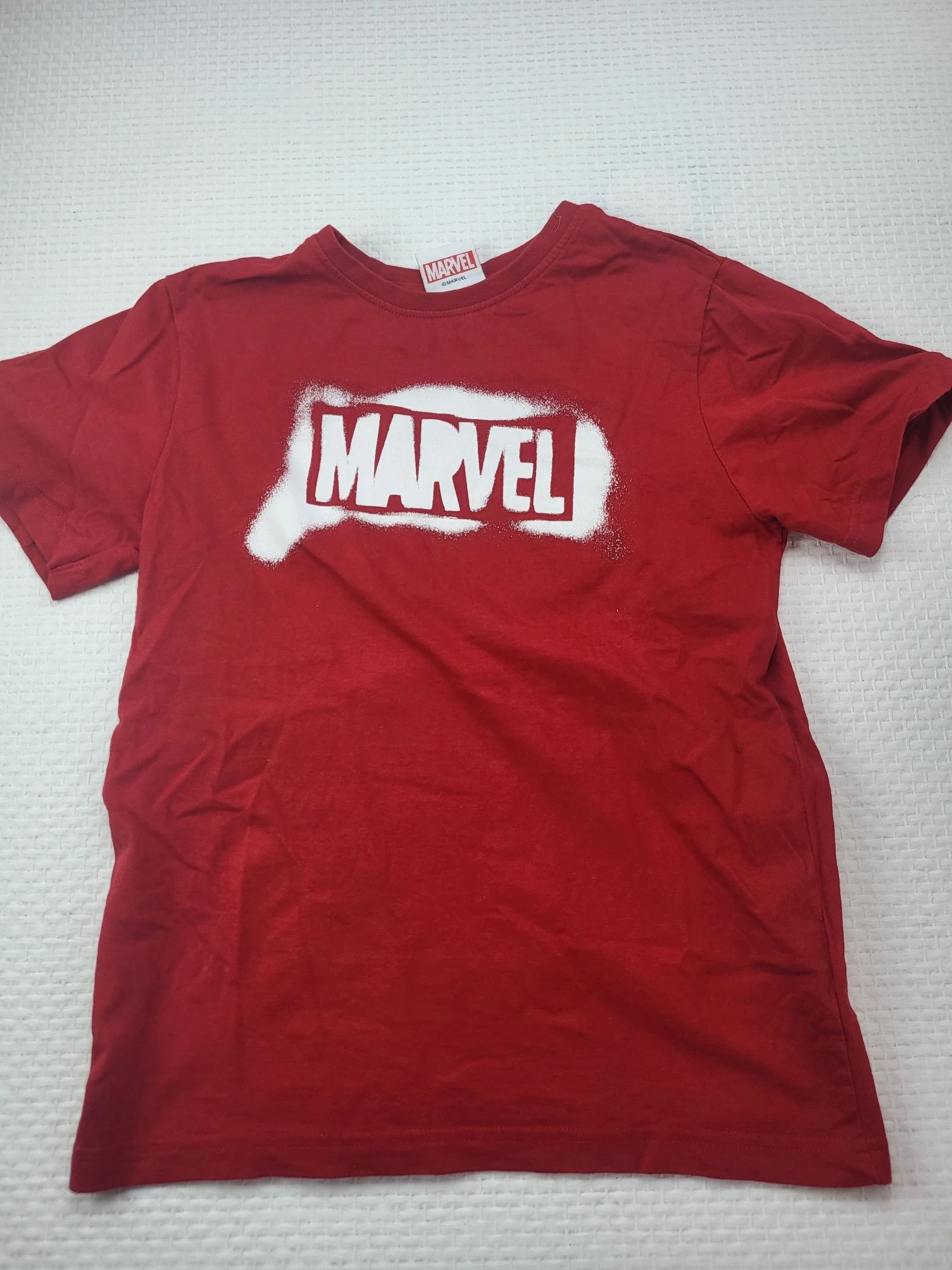 T-shirt rouge logo Marvel effet graffiti – 8/9 ans (134 cm)